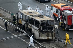 Un copil de 4 ani, cel mai tânăr pasager al autobuzului făcut scrum în Bulgaria. Pasagerii morți sunt identificați prin teste ADN